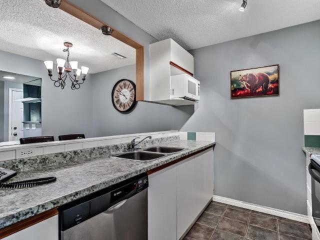 New! Cozy Rocky Mountain Chalet Managed By Little Sister Getaways Canmore Exteriör bild