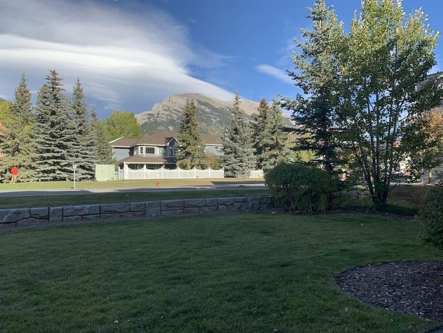 New! Cozy Rocky Mountain Chalet Managed By Little Sister Getaways Canmore Exteriör bild